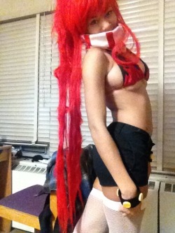 dinafairycake:  My roommate asked me to put on my Yoko cosplay and so I decided to take picturesssssssssssss. I was missing my gloves and gun sobbu