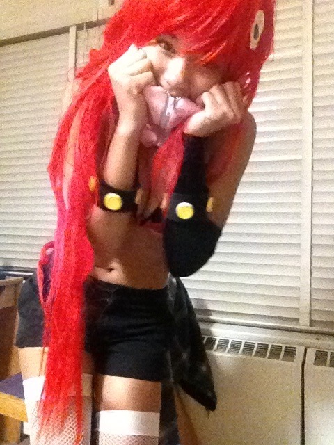 dinafairycake:  My roommate asked me to put on my Yoko cosplay and so I decided to take picturesssssssssssss. I was missing my gloves and gun sobbu