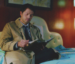 pippaus:fairylaced:Distracted Cas in 8.08#look at this stuff #isn’t it neat #i thought that my knowl