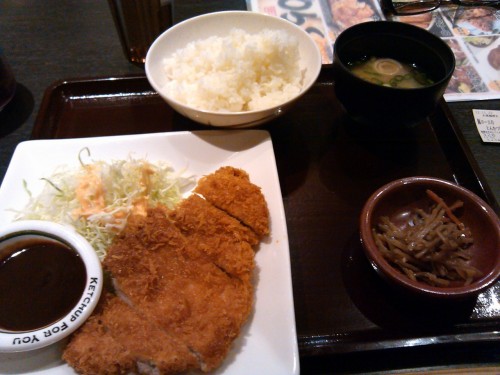 とんかつ定食！（Tonkatsu Teishoku: fried pork/pork cutlet set meal) Tonkatsu is popular dish here in Japan. 