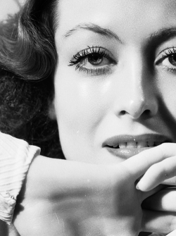 deforest:  Joan Crawford photographed by