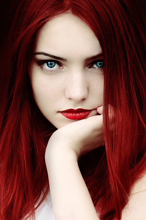 cpliso:  HOLY Hell that is some serious red hair.  I would KILL for that shade. 