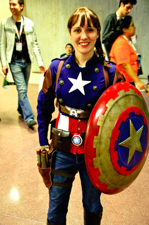 cosplaynaut: NYCC 2012 Day 2 Steampunk Female Captain America (by JHM Project)