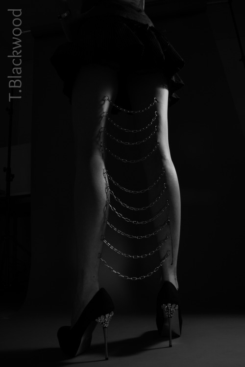 tenebrae-blackwood: Photo : Olivier Lovey Play piercing : Monseigneur Spectre Del Vaticano