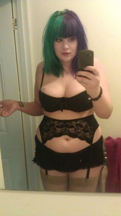 Alternative Chicks With Curves