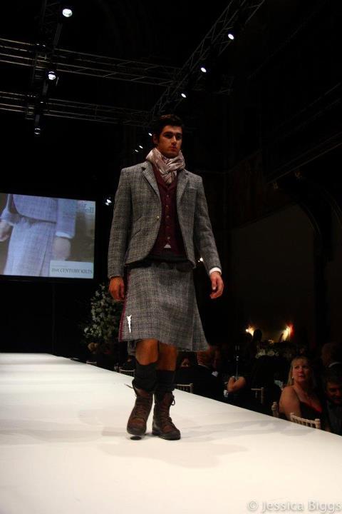 likehombredefalda: Modelo varon luciendo un conjunto falda de lanilla,tipo kilts escoces, con chaque