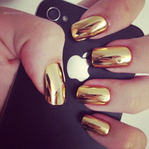 trust-no-man-fear-no-bitchh:  i love her nails !