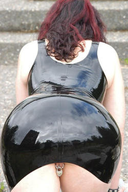 69cumlover69:  Lovely rear view.  I want