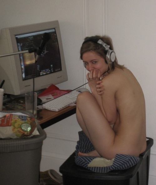 Porn photo savingthrowvssexy:  Naked gaming. 
