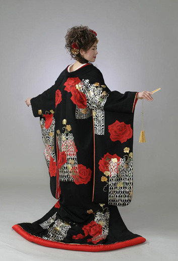 Contemporary and sumptuous ‘Uchikake’ (wedding over-kimono) 