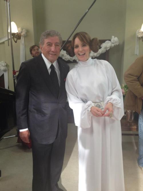 gentlemenprefermusicals:Tony Bennett &amp; Tina Fey on set for 30 Rock! 