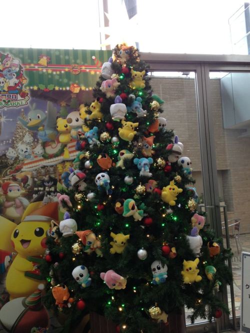 pokemonphototokyo:Pokemon Christmas tree at Pokemon center Tokyoポケモンセンタートウキョー　ポケモンクリスマスツリーを見てきた＋ポケモン