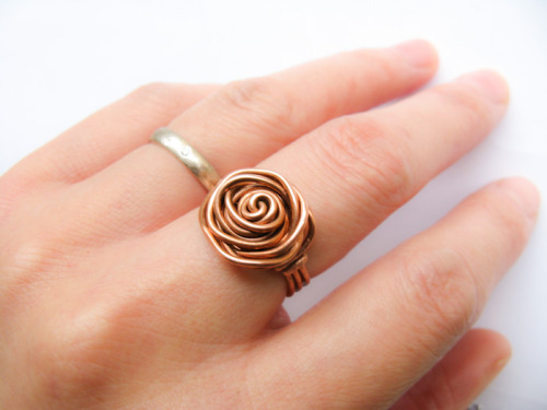 diychristmascrafts:DIY Easy Wire Wrapped Rose Ring Tutorial by Misluo at Julie Ann Art here. For lot