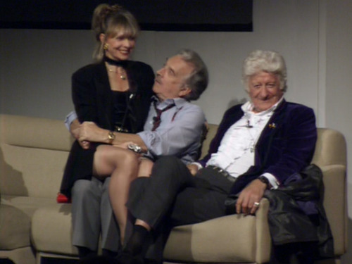 therothwoman:karlimeaghan:Katy Manning, Nicholas Courtney, and Jon Pertwee at Panopticon, September 