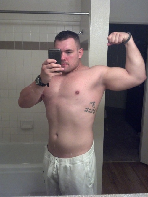 brosfreeballing:  Nice bulge in gym shorts.  Freeballing beef!