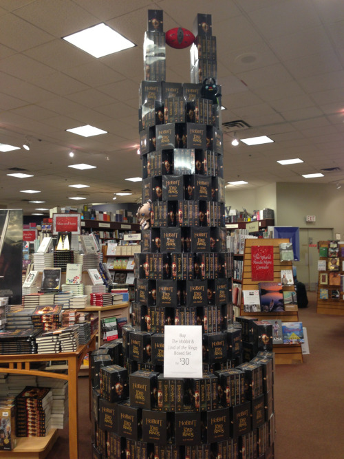 sirona-gs:cirqueimaginaire:everythinglordoftherings:o mah gahWhoa. Barad Dur made out of box sets. O