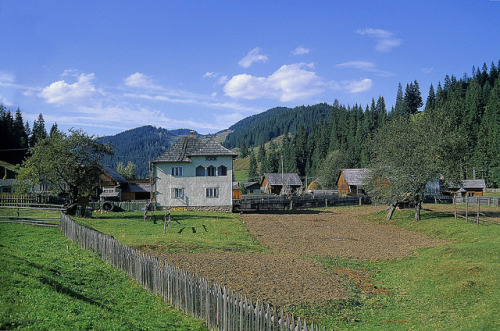 tamayumata:  Village in the carpathian mountains by Frühtau on Flickr.