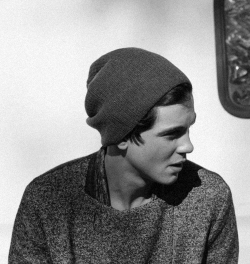 zoeti-c:  lushes:  mea-aloha:  floralbliss:  I love you  I love a guy in a beanie  who day tho is that Logan Lerman?