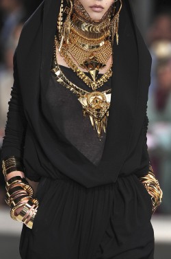 girlannachronism:Givenchy fall 2009 couture details   &hellip;Is it just me or does that central necklace look like the Millennium Ring that Bakura has in Yugioh?