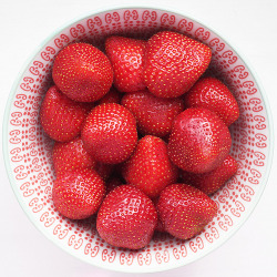 alympian:  Strawberries are a fruit very low in sugar, calories, and packed with nutrients and fiber. These little red fruits are loaded with vitamin C and minerals such as potassium and manganese. Slice up a couple and throw them into a bowl of yogurt,
