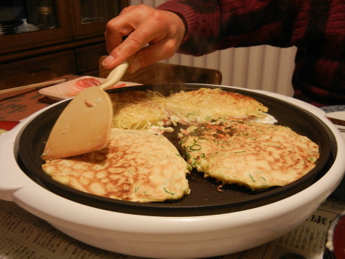 OKONOMIYAKI!!!I&rsquo;m SO FULL and sleepy and erghs, Okonomiyaki has to be one of my favorite Japan