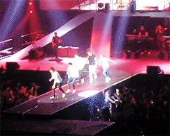the boys chasing harry during his solo x
