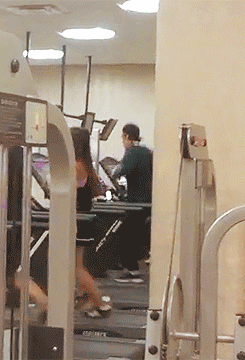 onedirectionersfanfics:  in-love-with-five-homos:  getmehoran:  Harry working out 11/29/12 (x)  I wonder what that girls thinking…shes probably fanirling OMIGOD HARRY STYLES IS WORKING OUT NEXT TO ME  He works out in a sweatshirt, sweatpants, and a