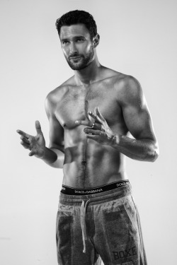  Noah Mills on Men’s Healt Spain wearing