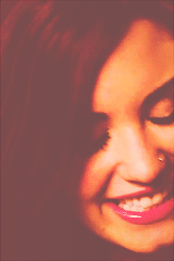 lovatizing:  Você se lembraria,Lovatic ? De quando você viu a Demi sair da reabilitação, quando ela fez uma tatuagem e uma música dedicada a nós, de todas as vezes que ela disse que ama o Brasil, ou de quando você viu ela sendo uma jurada no