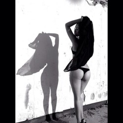 itsonlyabody:  @taniafun and her shadow,