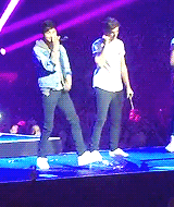 zaynsxo: Zayn during Kiss You [+]