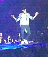 zaynsxo:   Zayn during Kiss You [+]  