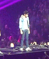 zaynsxo:   Zayn during Kiss You [+]  