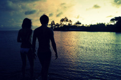 Resultado de imágenes de Google para http://s2.favim.com/orig/33/beach-couple-love-palm-sea-Favim.com-261031.jpg @weheartit.com http://whrt.it/SnzyMx