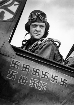 itsjohnsen:  An American pilot and his kill count. Tunisia, 1943. Robert Capa 