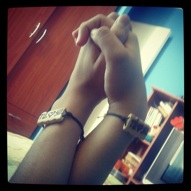 fakeplasticduck:  te quiero demasiado ale &lt;3333  cutewithoutthee-e:  mi mano