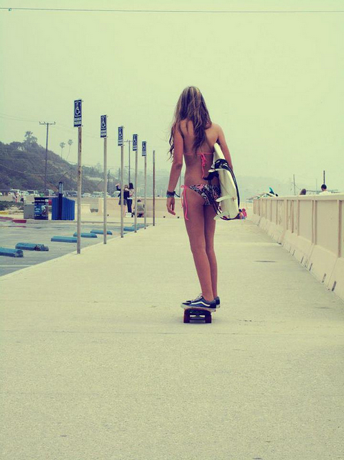 nicktovar:  girls that surf >