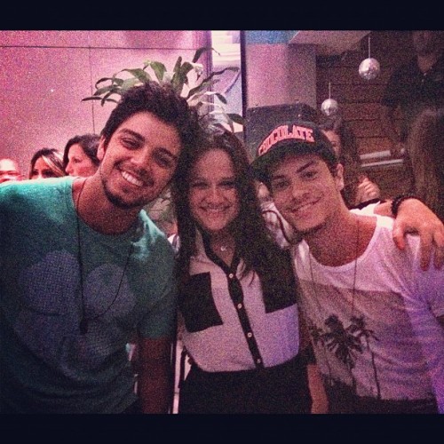 borgeswiak:  @/costantinimari: #bailedogloss com meus amores ! @\aguiarthur @\simasrodrigo 