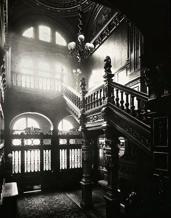 gnossienne:  Mercers’ Hall (c.1910) 