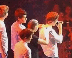 needsmoresarcasm:  Harry moaning in response to Liam massaging his shoulders & subsequent mocking (x) 