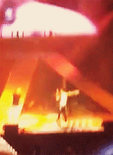 zayncangetsome:  Harry sliding under Liam’s legs. (x) 