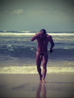 nakedmenformen:  beach bod 