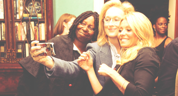 marenmorris:  Meryl Streep, pro at taking selfies 