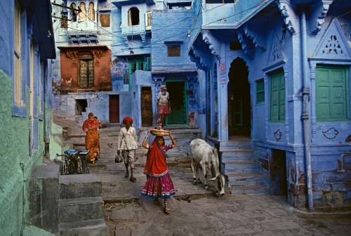 thekhooll:  Blue City Steve McCurry’s Blue City photographic series was taken on the edge of the Thar Desert, India, in a place that was once the capital of a princely state – the mystical Jodhpur. Delve into this magical world and these stunning