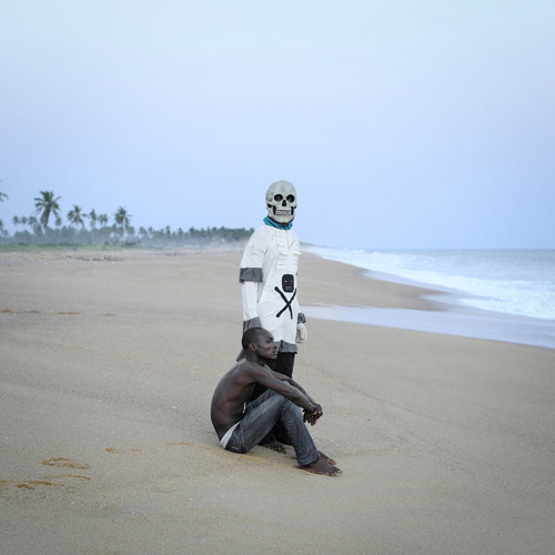 lelongdutemps:  Cham /Gerardo De Souza et la mort, plage de Ouidah 2011 © Nicola Lo Calzo 