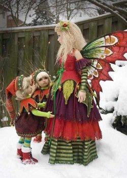 fairytalefashion:  Doll outfits made by Martha Boers http://www.antiquelilac.com/ rikkugoshujin:   Merry Yule!!   