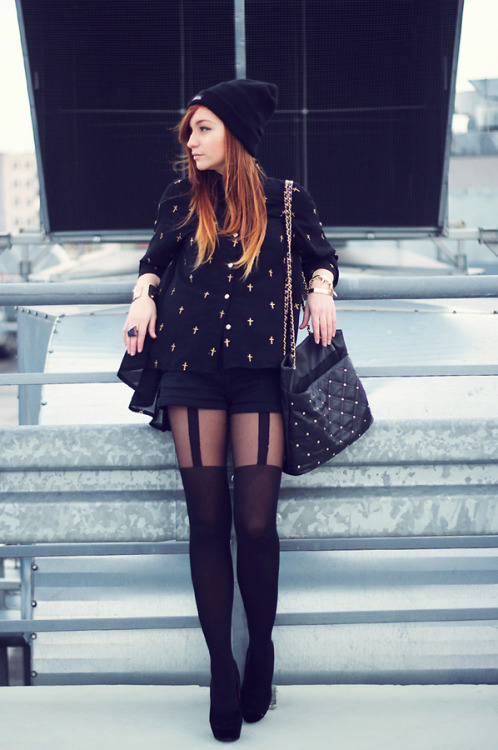 (via Alice Cross FASHION: TRIANGLE CROSS)