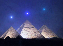  Mercury, Venus, and Saturn align with the Pyramids of Giza for the first time in 2,737 years on December 3, 2012 