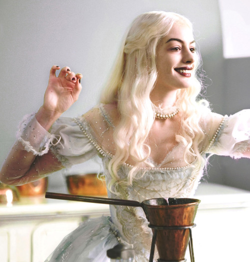 suicideblonde:Anne Hathaway as The White Queen in Alice in Wonderland