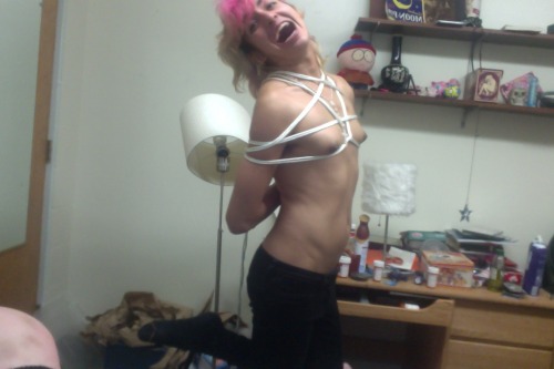 dizzzynoodles:  guys, I don’t know how to be serious at bondage  omfg cutie alert